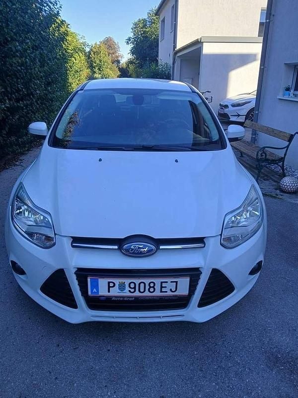 Gebraucht Ford Focus 101 PS (74 kW) 2013 Weiß Limousine