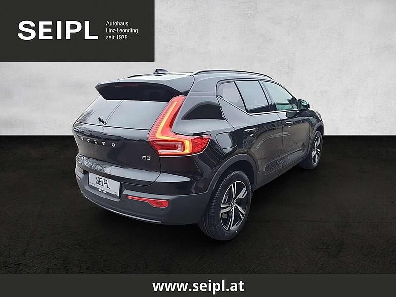 Neu Volvo XC40 Plus 163 PS (119 kW) 2025 Schwarz SUV