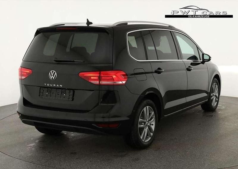 Neu VW Touran Comfortline 150 PS (110 kW) 2025 Schwarz Van / Kleinbus