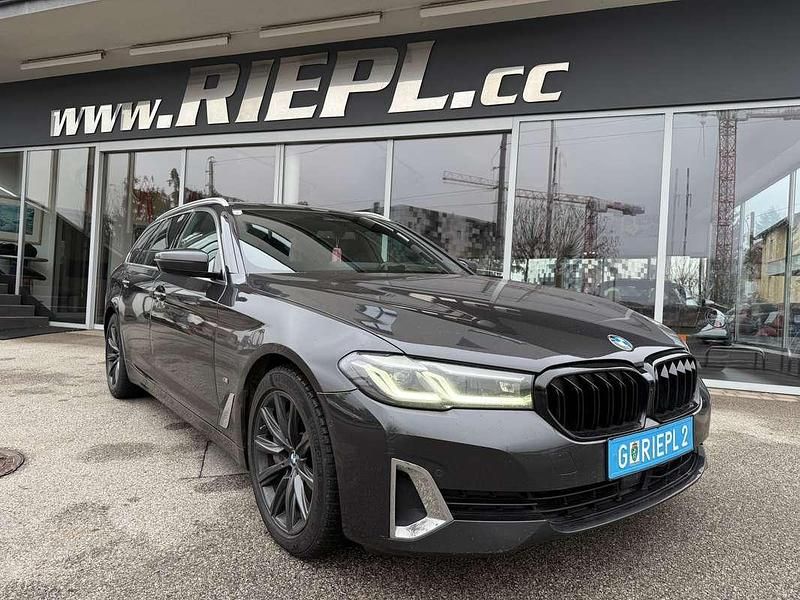 Grau Gebraucht 2022 BMW 530 Luxury Line Kombi | € 32.990 (Guter Preis) - Bild 1/4