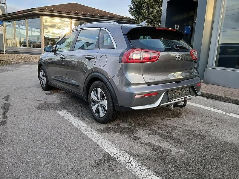 Gebraucht Kia Niro Silver 105 PS (77 kW) 2018 Schwarz SUV
