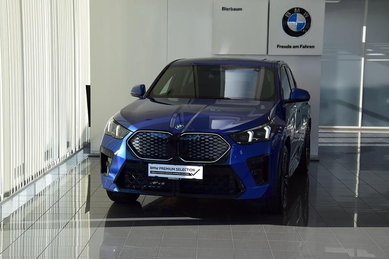 Gebraucht BMW iX2 Shadowline 150 kW (204 PS) 2024 M portimao blau SUV