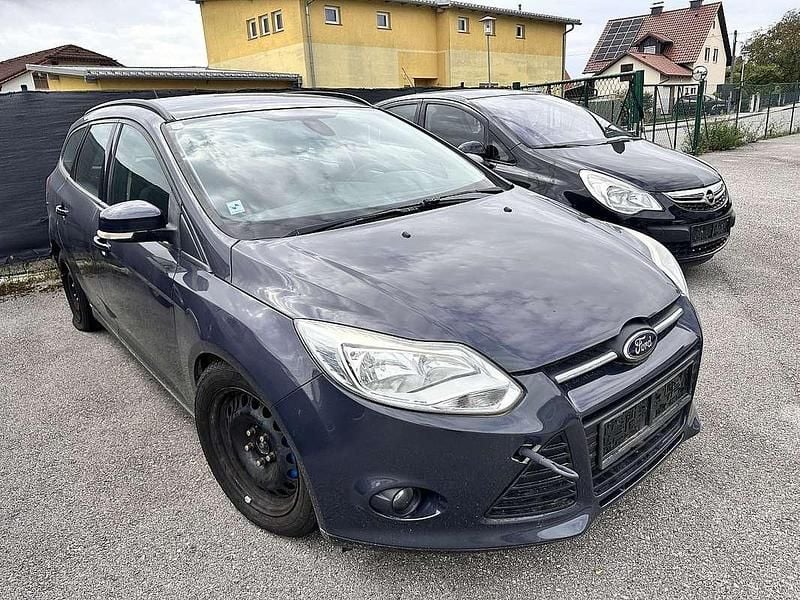 Grau Gebraucht 2012 Ford Focus Kombi | € 1.399 - Bild 1/4