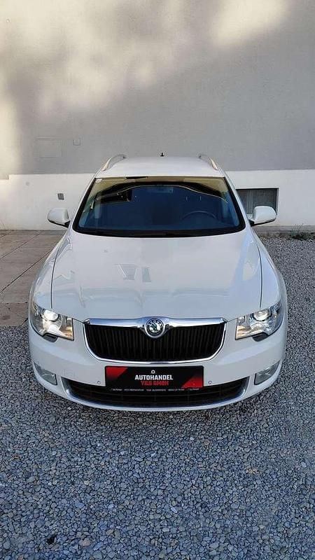 Weiß Gebraucht 2011 Skoda Superb Elegance Kombi | € 8.900 (Fairer Preis) - Bild 1/4