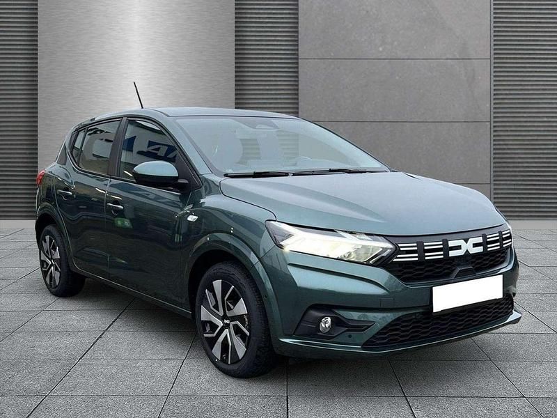 Grün Neu 2025 Dacia Sandero Expression Limousine | € 20.317 (Fairer Preis) - Bild 1/4