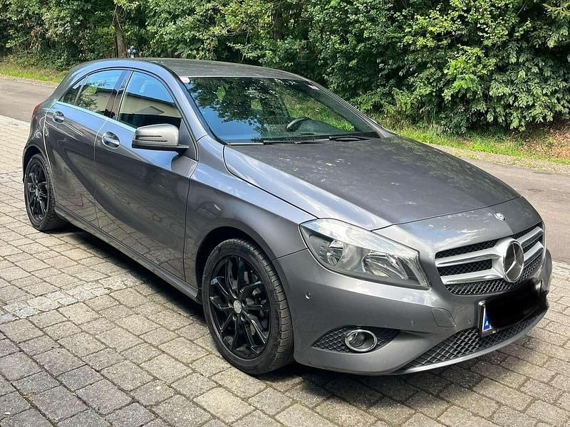 Grau Gebraucht 2015 Mercedes A180 Limousine | € 13.300 (Fairer Preis) - Bild 1/4