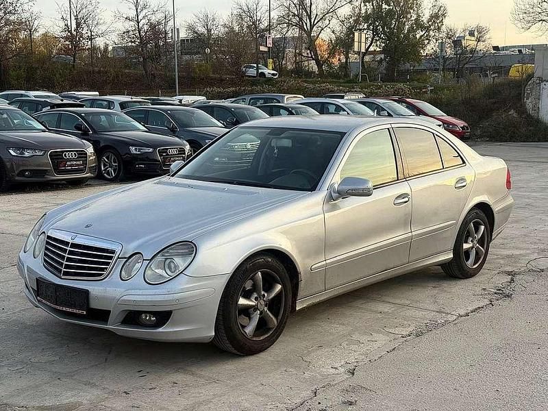Grau Gebraucht 2006 Mercedes E200 Classic Limousine | € 3.990 (Etwas zu teuer) - Bild 1/4