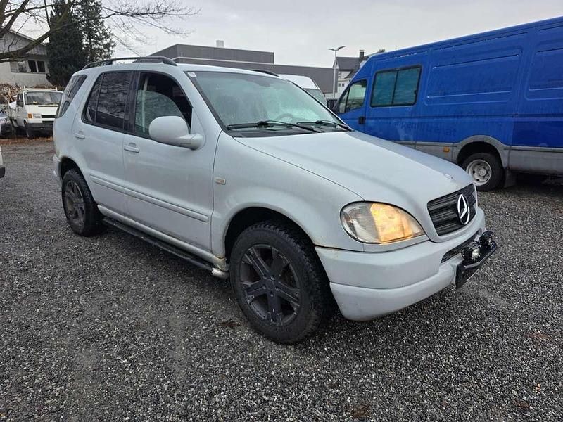 Gebraucht Mercedes ML270 163 PS (119 kW) 2001 Weiß SUV