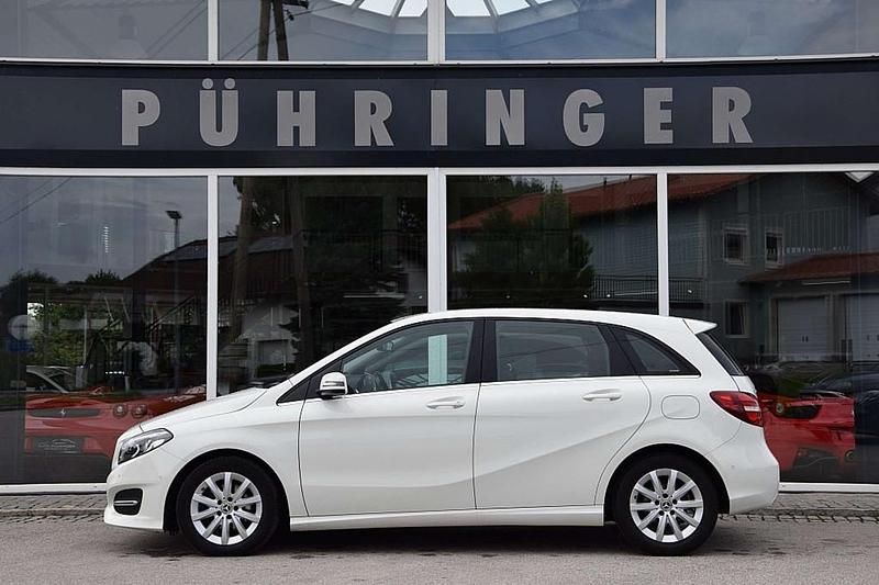 Weiß Gebraucht 2018 Mercedes 200 Style Limousine | € 19.900 - Bild 1/4