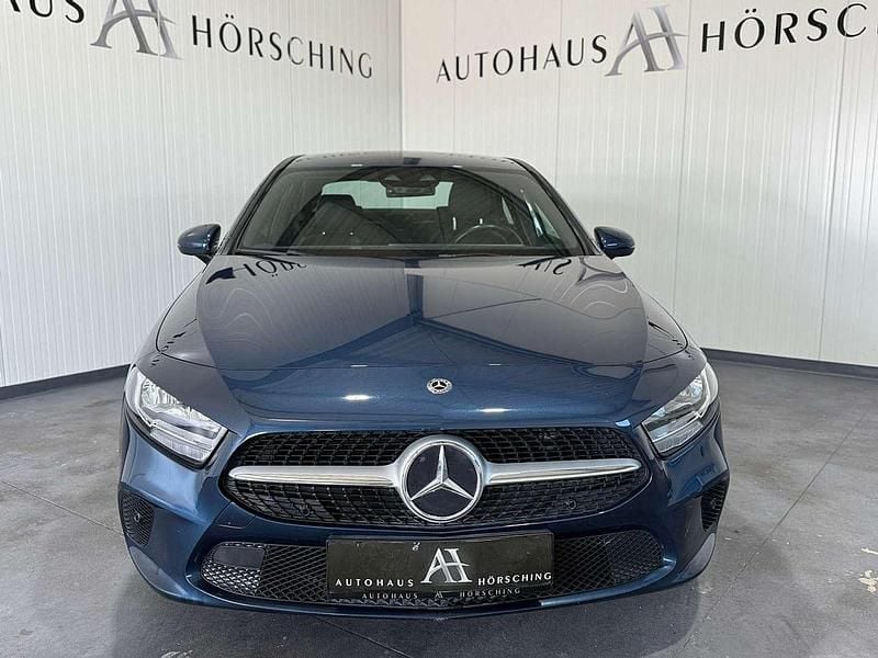 Gebraucht Mercedes A180 116 PS (85 kW) 2020 Blau Limousine