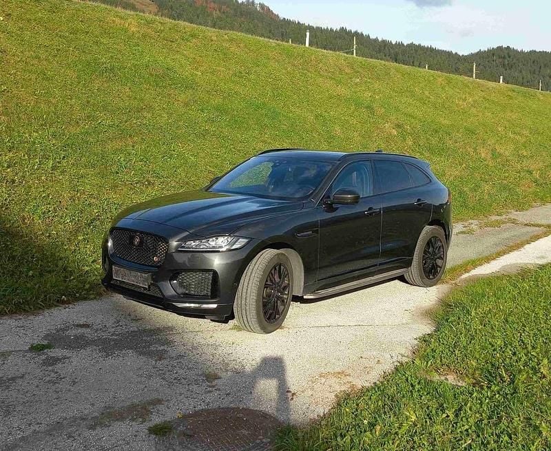 Grau Gebraucht 2016 Jaguar F-Pace First Edition SUV | € 24.500 (Fairer Preis) - Bild 1/4