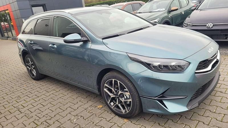 Neu Kia Ceed Sportswagon 140 PS (102 kW) 2025 Grün Kombi
