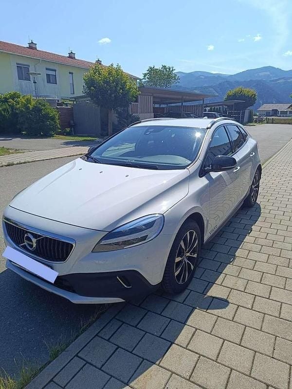 Weiß Gebraucht 2019 Volvo V40 CC Kombi | € 10.990 - Bild 1/4