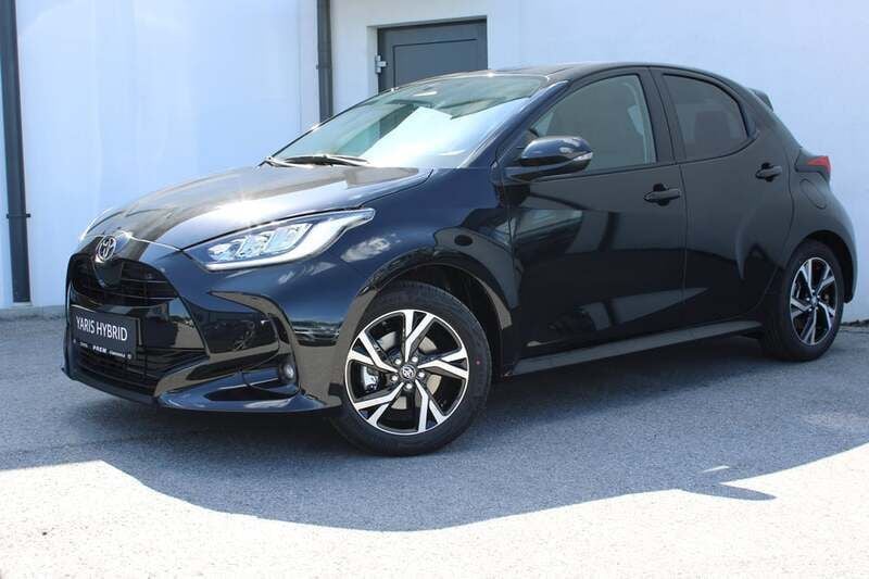 Schwarz metallic Neu 2025 Toyota Yaris Active | € 24.480 (Teuer) - Bild 1/4