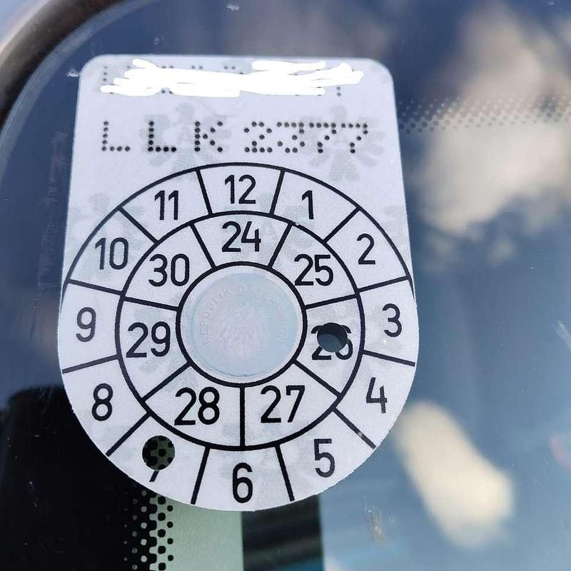 Grau Gebraucht 2012 VW Caddy Family Van / Kleinbus | € 8.400 (Fairer Preis) - Bild 1/4