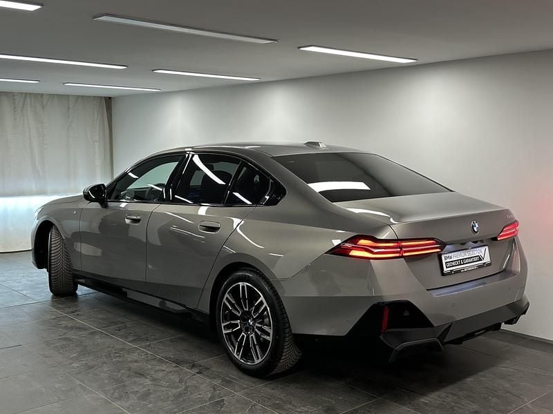 Gebraucht BMW 520 M Sport 208 PS (152 kW) 2025 Grau Limousine