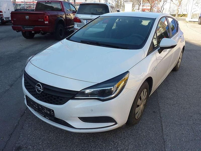 Weiß Gebraucht 2016 Opel Astra S Limousine | € 9.900 (Fairer Preis) - Bild 1/4