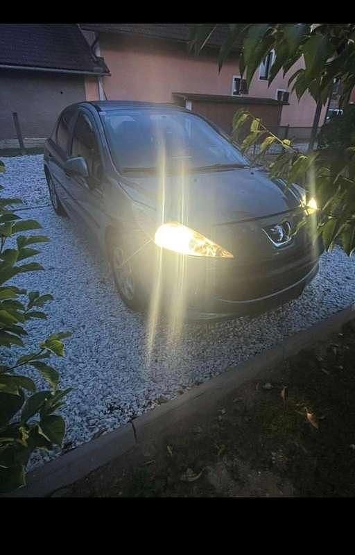 Grau Gebraucht 2007 Peugeot 207 Premium Limousine | € 1.900 (Etwas zu teuer) - Bild 1/4