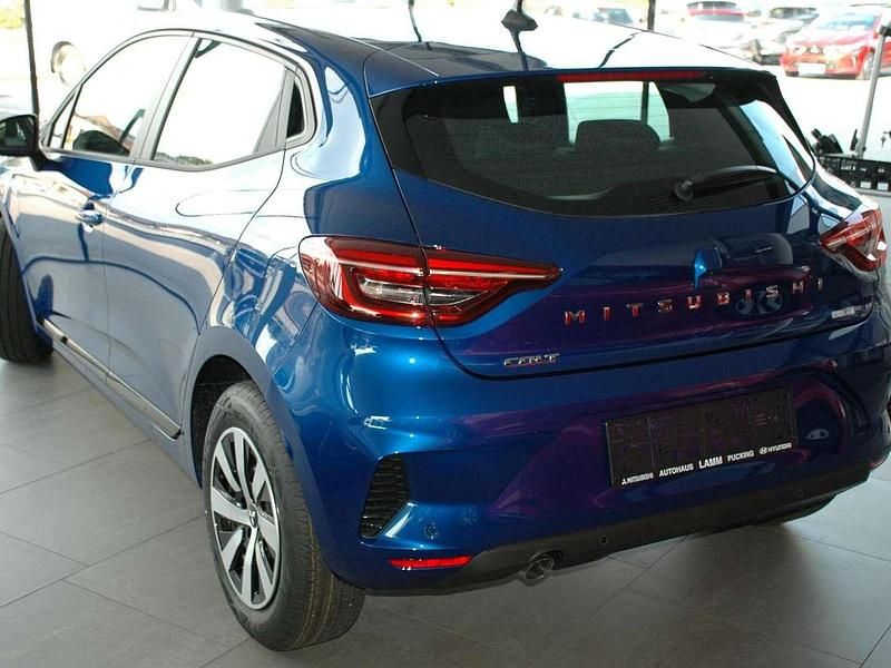 Neu Mitsubishi Colt Invite 91 PS (66 kW) 2025 Blau Limousine