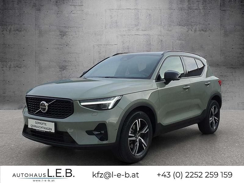 Grün Gebraucht 2025 Volvo XC40 Plus SUV | € 35.990 (Superpreis) - Bild 1/4