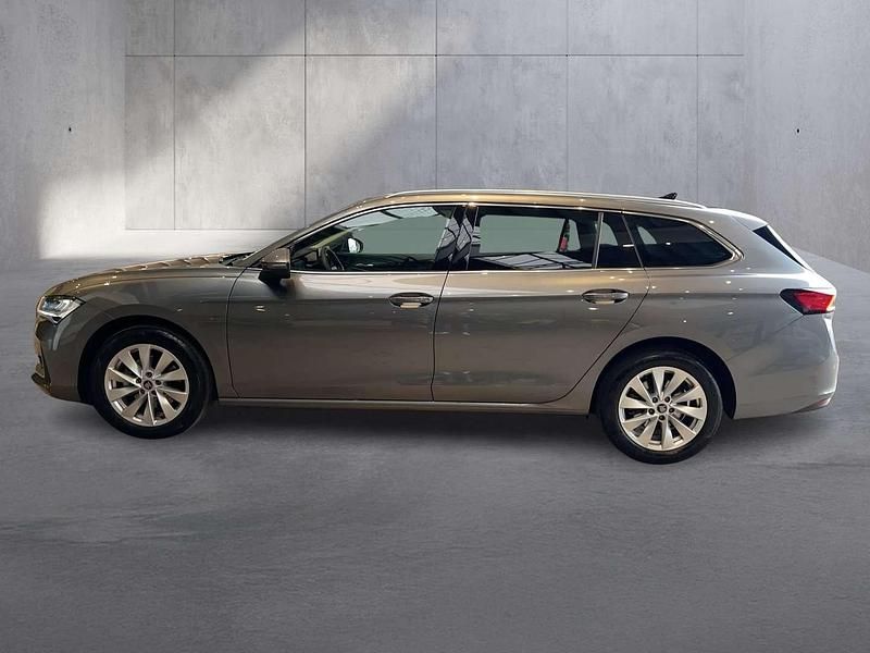 Gebraucht Skoda Superb Selection 150 PS (110 kW) 2025 Mittelgrau  metallic Kombi