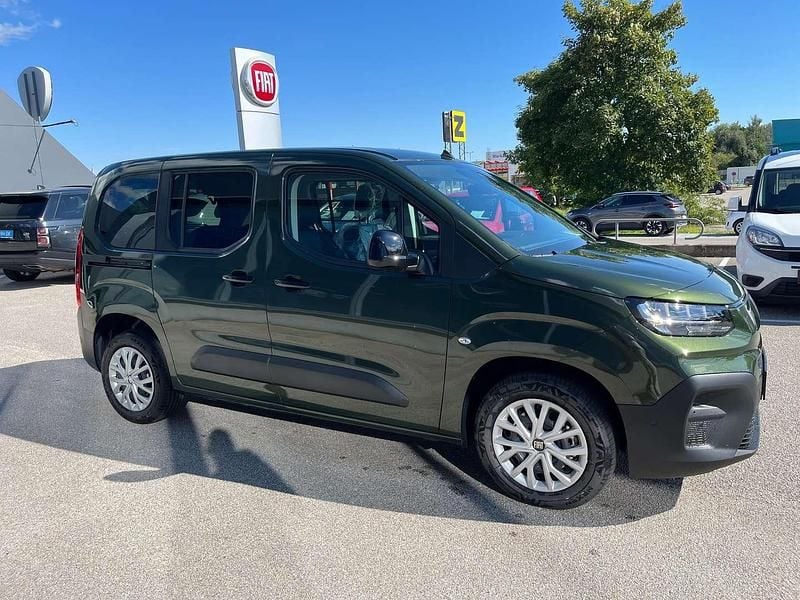 Neu Fiat Doblò Tech 131 PS (96 kW) 2025 Grün Van / Kleinbus