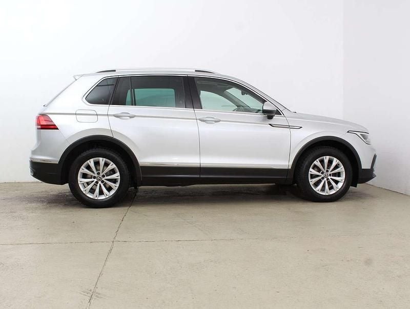 Gebraucht VW Tiguan Life 150 PS (110 kW) 2021 Silber  metallic SUV