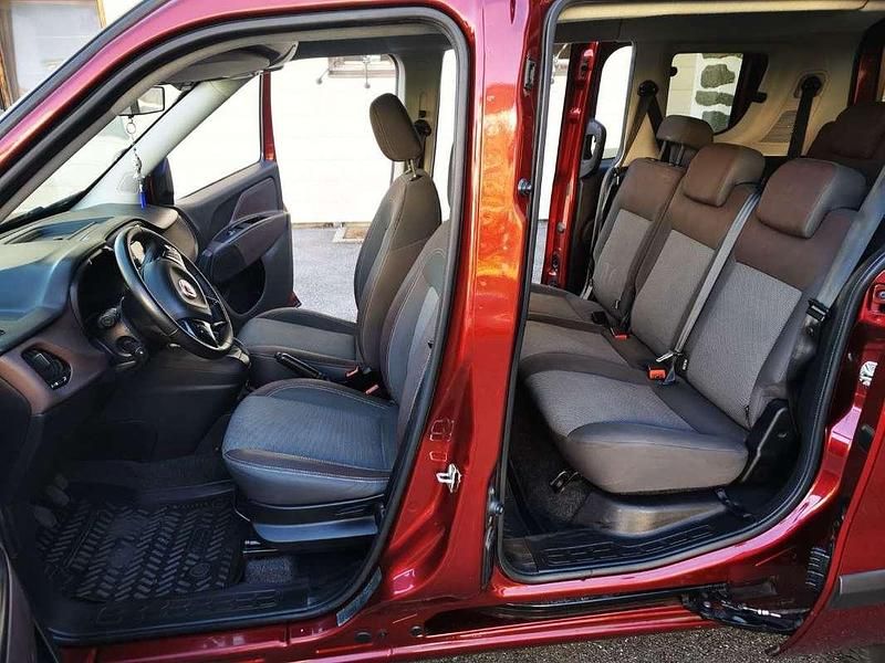 Gebraucht Fiat Doblò Family 120 PS (88 kW) 2019 Rot Van / Kleinbus