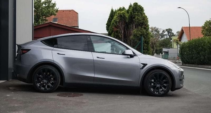 Silber Gebraucht 2024 Tesla Model Y RWD SUV | € 36.000 (Etwas zu teuer) - Bild 1/4