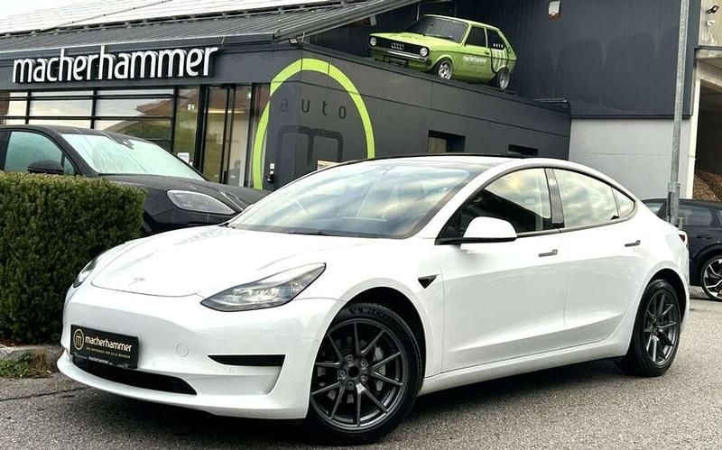 Weiß Gebraucht 2021 Tesla Model 3 Standard Range Plus Limousine | € 23.900 (Fairer Preis) - Bild 1/4