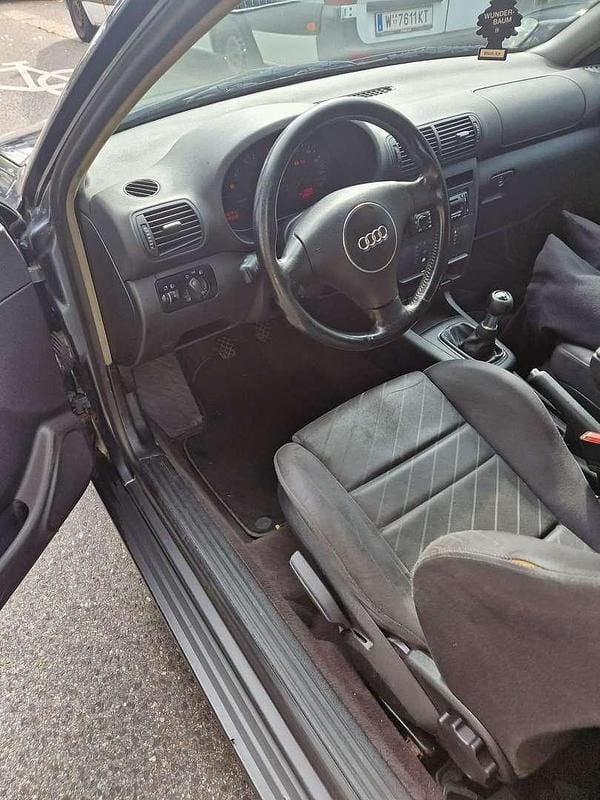 Grau Gebraucht 2002 Audi A3 Ambiente Limousine | € 1.500 - Bild 1/4