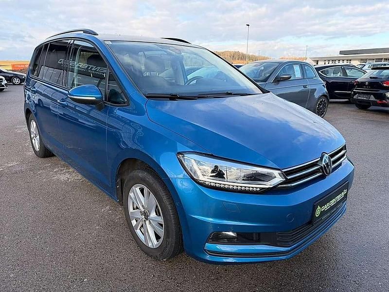 Gebraucht VW Touran Comfortline 122 PS (89 kW) 2022 Blau Van / Kleinbus