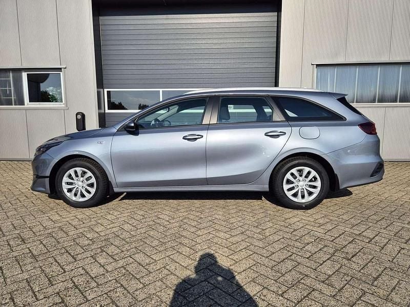 Neu Kia Ceed Sportswagon Vision 140 PS (102 kW) 2025 Silber Kombi