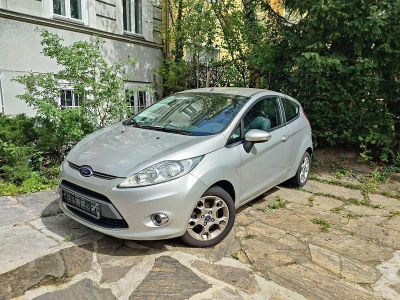 Silber Gebraucht 2012 Ford Fiesta Titanium Kleinwagen | € 6.500 (Fairer Preis) - Bild 1/4