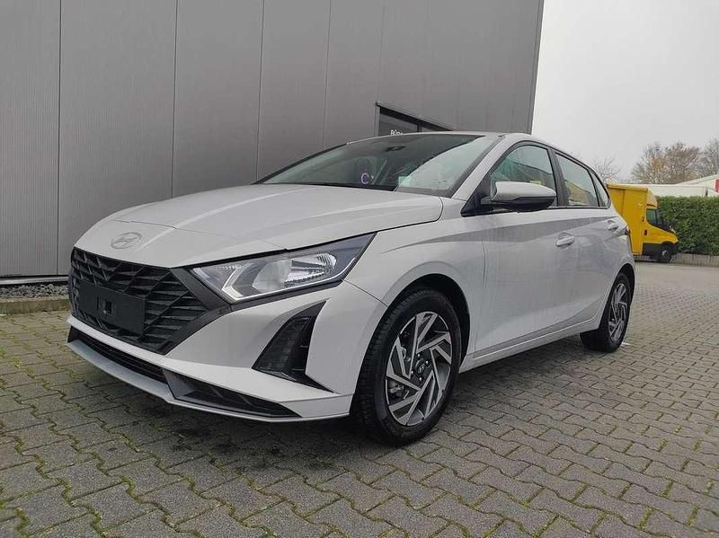 Neu Hyundai i20 79 PS (58 kW) 2025 Grau Kleinwagen