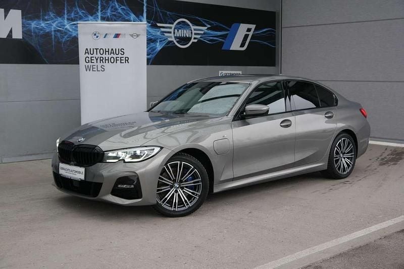Grau Gebraucht 2020 BMW 330e M Sport Limousine | € 34.980 (Fairer Preis) - Bild 1/4