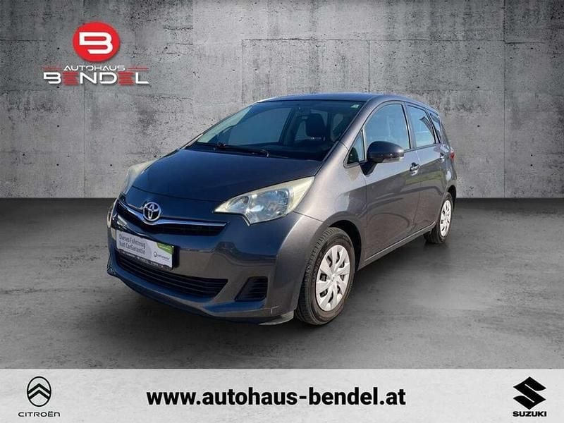 Grau Gebraucht 2013 Toyota Verso-S Van / Kleinbus | € 6.990 - Bild 1/4