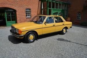 Gelb Gebraucht 1979 Mercedes 230 Limousine | € 12.500 - Bild 1/4