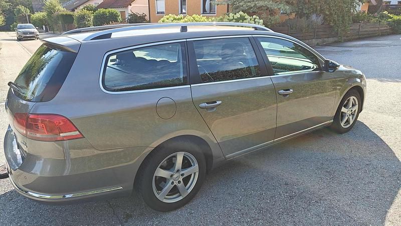 Braun Gebraucht 2011 VW Passat Comfortline Kombi | € 5.000 (Fairer Preis) - Bild 1/4