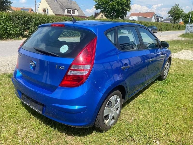 Gebraucht Hyundai i30 105 PS (77 kW) 2009 Blau Limousine