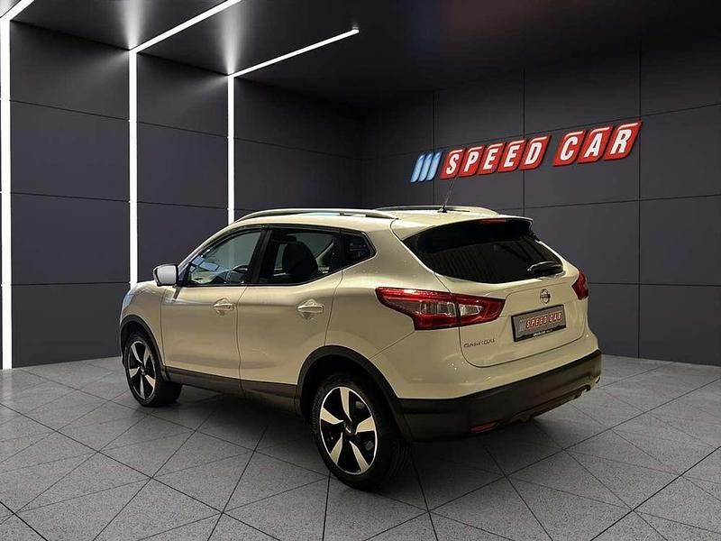 Weiß Gebraucht 2016 Nissan Qashqai N-Connecta SUV | € 12.980 (Etwas zu teuer) - Bild 1/4