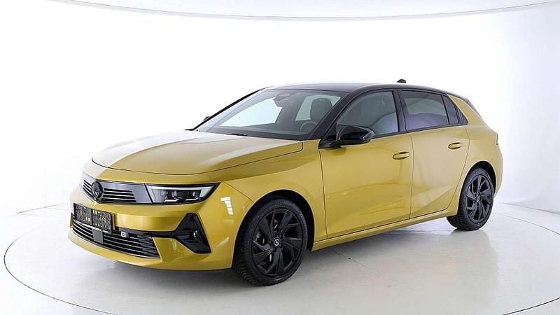 Lackierung amber yellow (b0nrv) Gebraucht 2023 Opel Astra GS Line Kombi | € 22.970 (Superpreis) - Bild 1/4