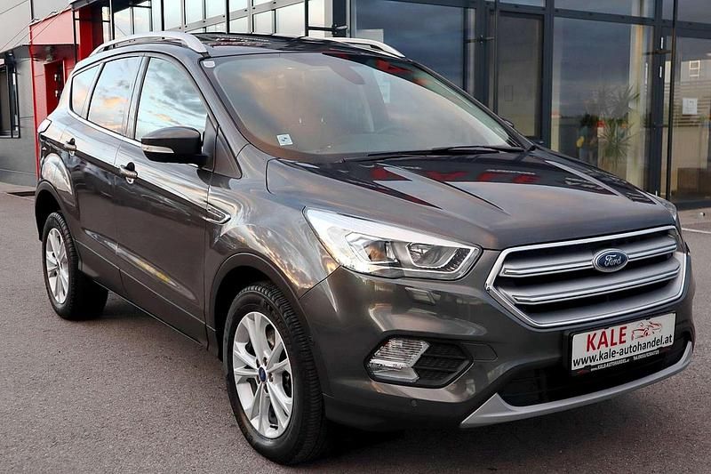 Gebraucht Ford Kuga Titanium 120 PS (88 kW) 2018 Grau SUV