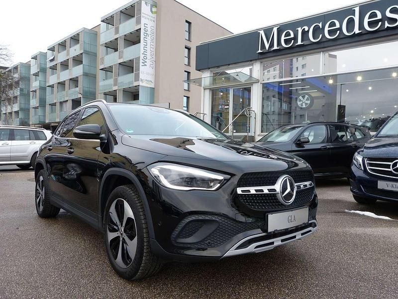 Schwarz Gebraucht 2021 Mercedes GLA200 SUV | € 38.950 (Fairer Preis) - Bild 1/4
