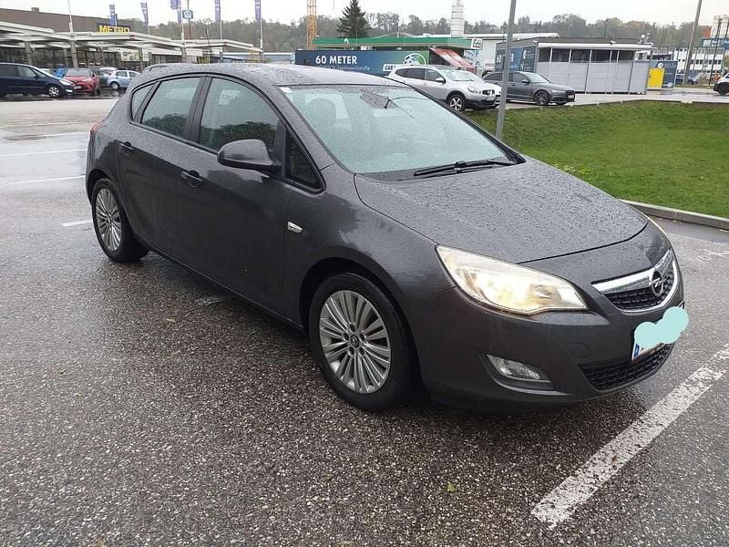 Grau Gebraucht 2010 Opel Astra Limousine | € 4.199 (Fairer Preis) - Bild 1/4