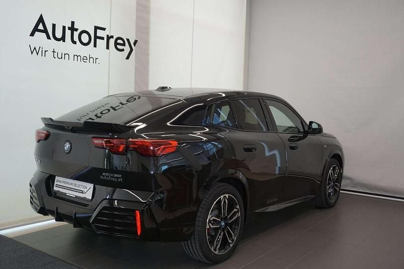 Gebraucht BMW iX2 Shadowline 225 kW (306 PS) 2025 Saphirschwarz SUV