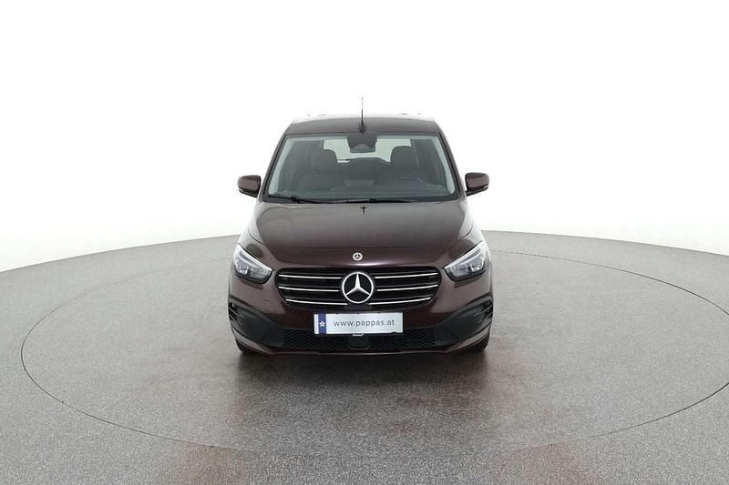 Gebraucht Mercedes T180 Style 131 PS (96 kW) 2024 Rot Van / Kleinbus