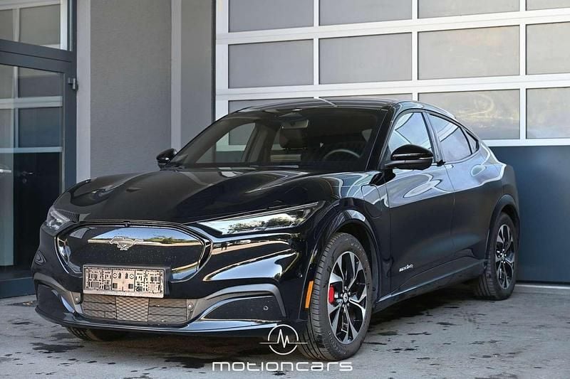 Schwarz Gebraucht 2023 Ford Mustang Mach-E Premium SUV | € 32.480 (Guter Preis) - Bild 1/4
