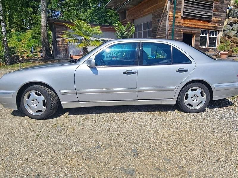 Silber Gebraucht 1997 Mercedes E320 Avantgarde Limousine | € 3.100 - Bild 1/4