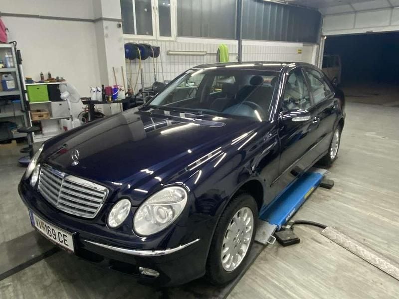 Blau Gebraucht 2003 Mercedes E220 Elegance Limousine | € 3.500 (Superpreis) - Bild 1/1